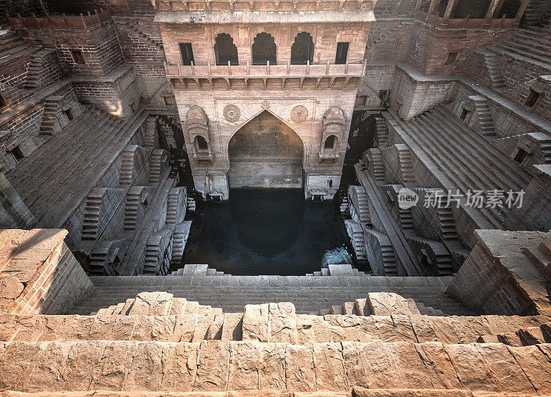 Toorji Ka Jhalra Bavdi世界著名的台阶井焦特布尔，拉贾斯坦邦，印度。梯级井，通过一组梯级下降到水平面到达水的井